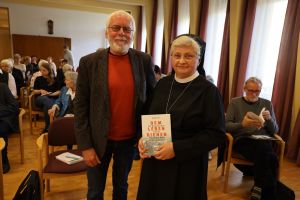 Autor Roland Flade und Generaloberin Rita-Maria Käß präsentierten das neue Buch.