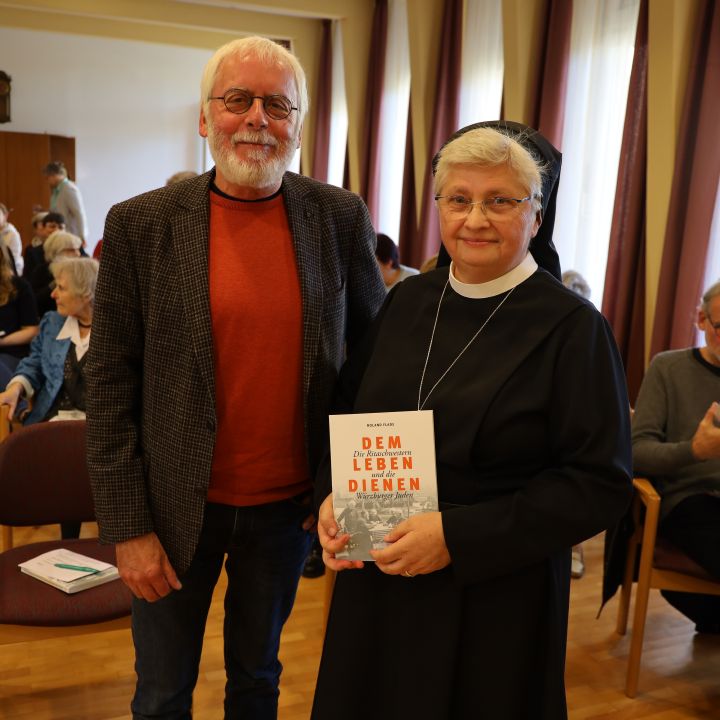 Autor Roland Flade und Generaloberin Rita-Maria Käß präsentierten das neue Buch.