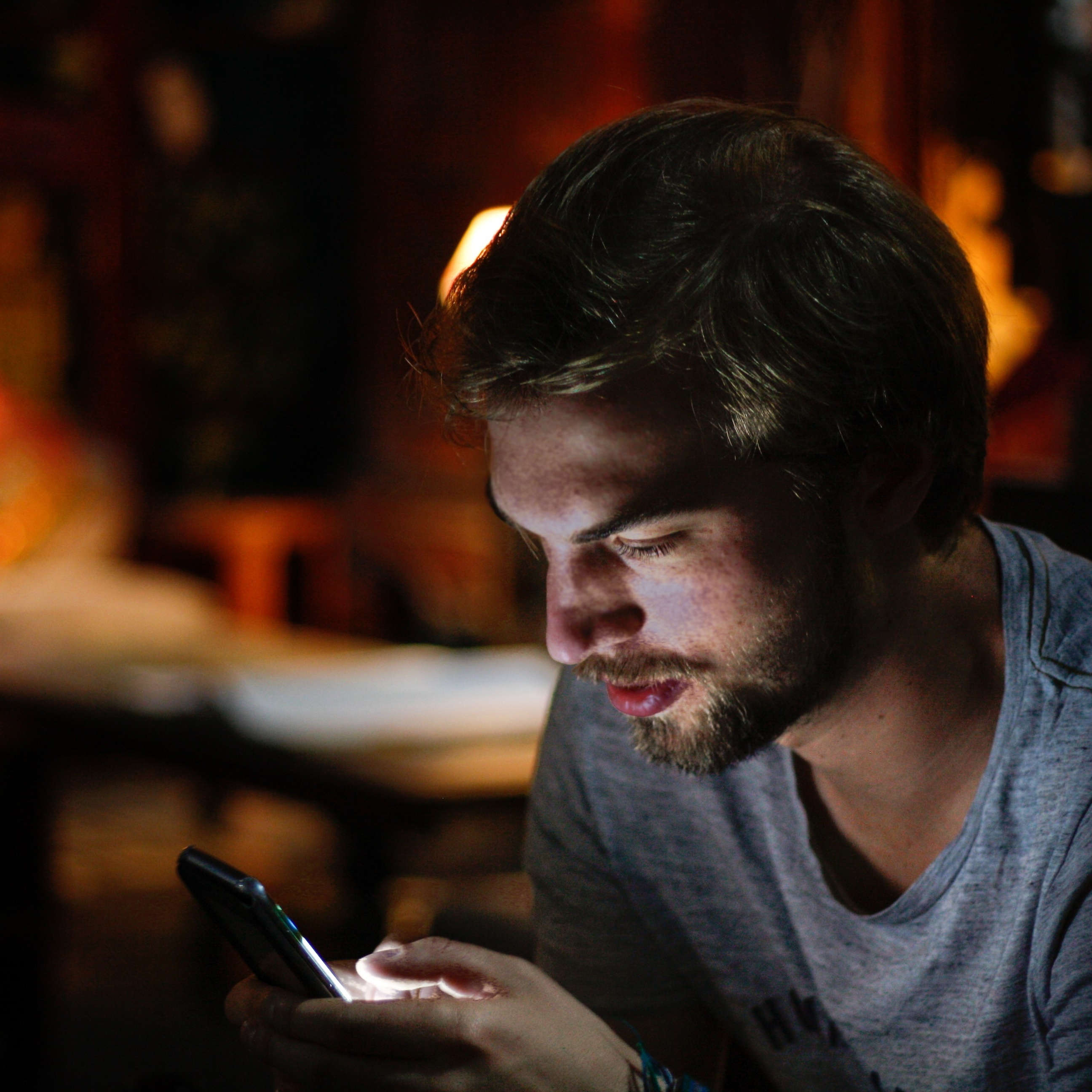 Mann mit Smartphone Mann mit Smartphone